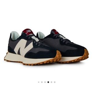 New Balance 327 Essential Trainer Women’s size 8